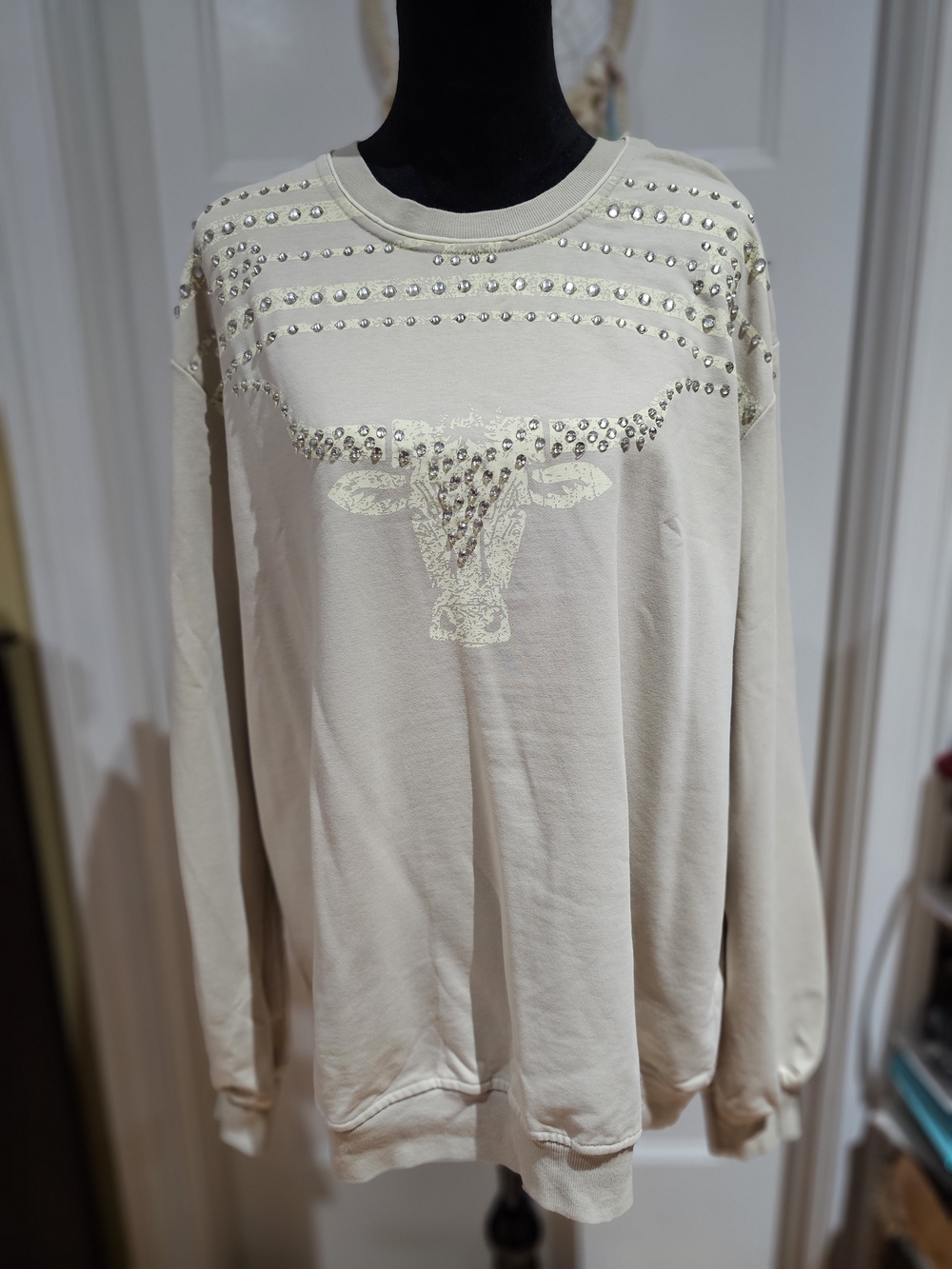 Studded Rhinestone Steerhead Graphic Long Sleeve Sweatshirt Top